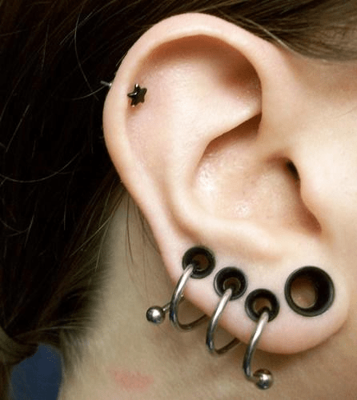  Quatre tunnels en acier noir avec une triple spirale 