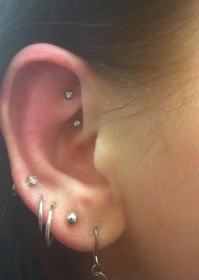  Piercing rook avec une banane en acier et plusieurs autres piercings au lobe 