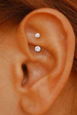  Piercing rook avec deux cristaux transparents 