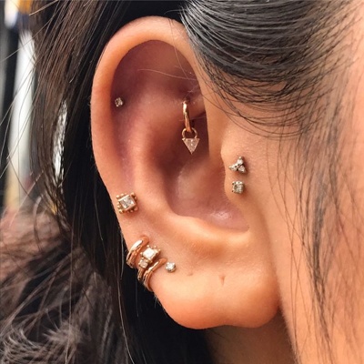 Piercing rook anneau gold-ip avec un cristal triangulaire