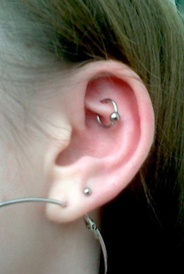 Piercing rook avec un anneau classique en acier gris 