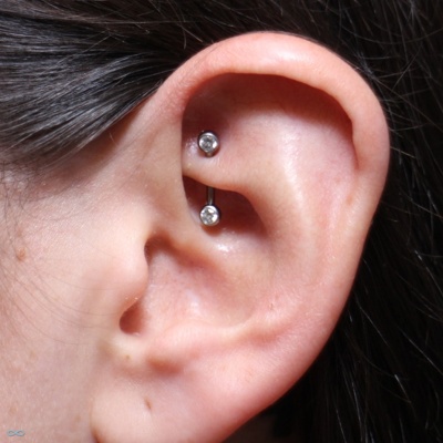  Piercing rook avec une banane ornée de strass transparents 