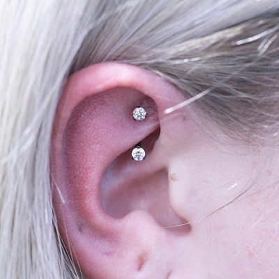  Piercing rook avec une banane ornée de deux cristaux transparents