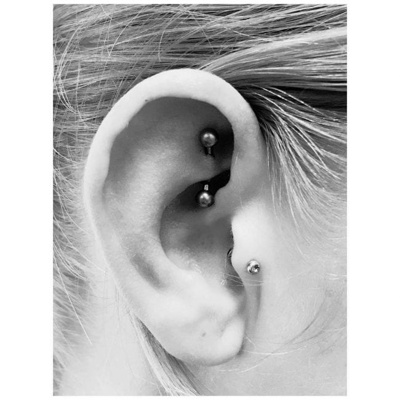  Piercing rook banane et tragus sur une photo en noir et blanc 