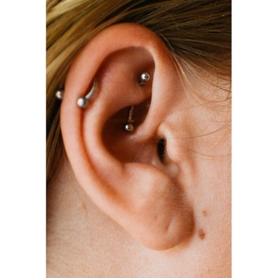  Piercing rook banane et circulaire sur l’hélix 