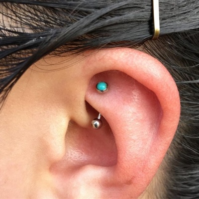  Piercing rook avec un gem de couleur turquoise 