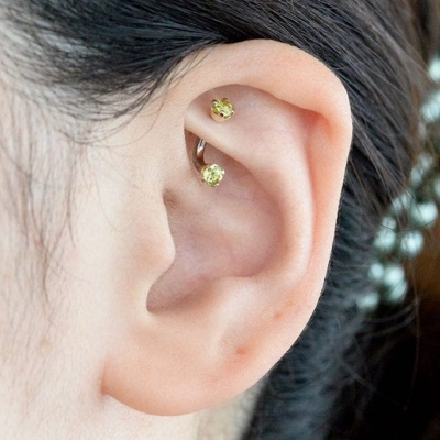  Piercing rook avec une banane en or avec des cristaux jaunes