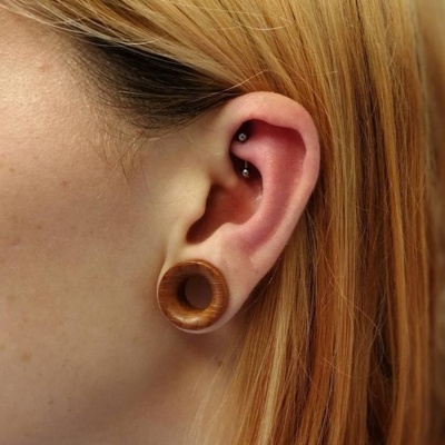  Piercing rook banane noire et tunnel en bois 