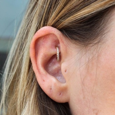  Piercing rook avec un anneau multistrass 