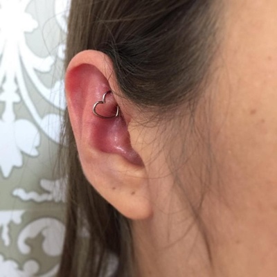  Piercing rook avec un anneau gris en forme de coeur 