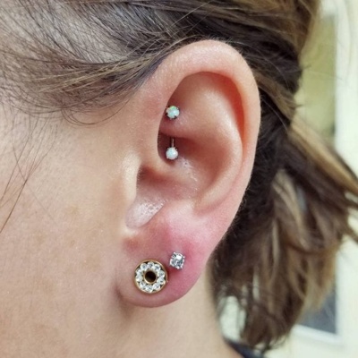  Piercing rook avec deux gems en opalite blanche 