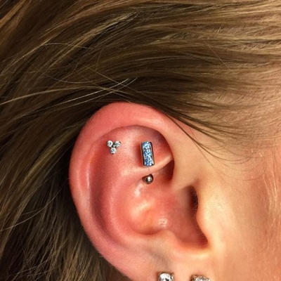  Piercing rook avec trois cristaux bleu-clairs 