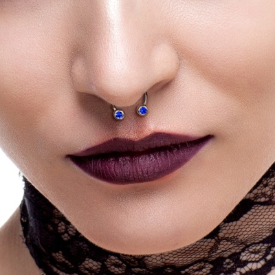  Piercing septum fer a cheval avec strass bleus 