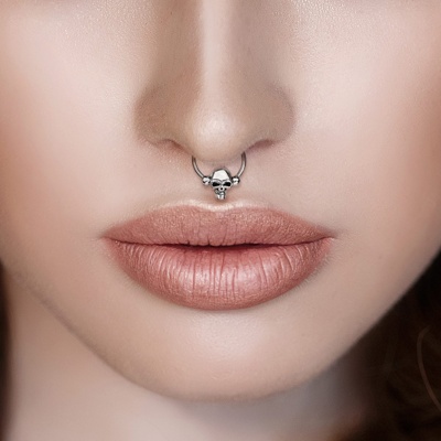  Piercing septum avec un anneau tête de mort 