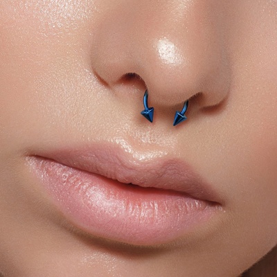  Piercing septum plaqué titane bleu avec deux pointes