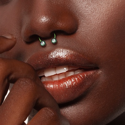  Piercing septum plaqué titane vert avec deux strass transparents 