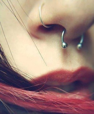  Piercing septum PVD rainbow boule et anneau sur la narine 