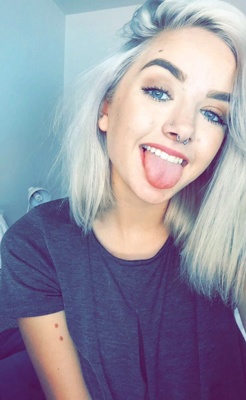  Piercing circulaire sur fille qui tire la langue 