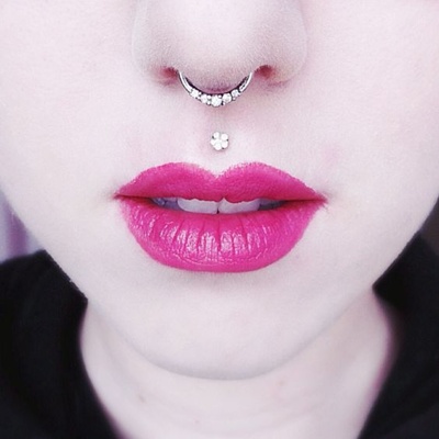  Piercing septum anneau avec plusieurs strass transparents 