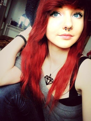  Piercing septum fer a cheval sur femme avec des cheveux rouges 