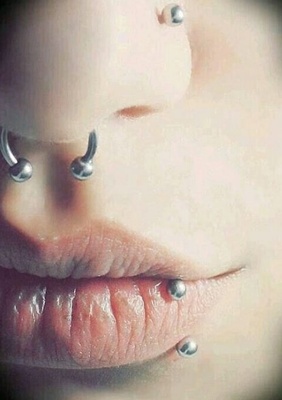  Piercing septum fer à cheval classique en acier en gros plan 