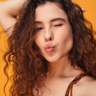 Piercing septum anneau en gold-ip jaune avec un strass transparent
