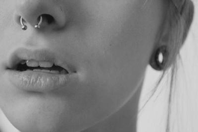  Piercing septum fer a cheval en gros plan sur photo en noir et blanc 