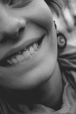  Piercing smiley / frein labial en noir et blanc avec un fer à cheval simple