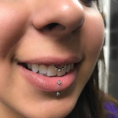 Piercing smiley / frein labial avec un anneau
