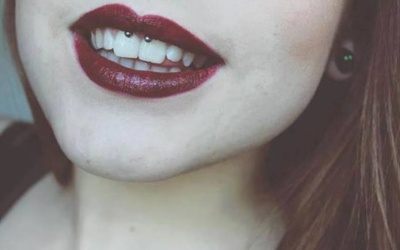  Piercing smiley / frein labial sur fille avec un beau sourire