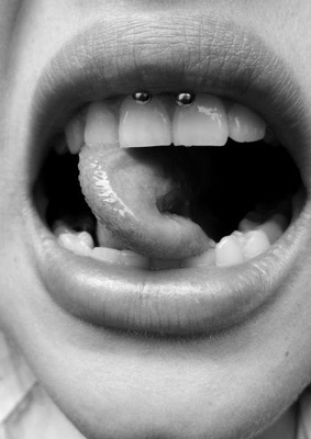  Piercing smiley / frein labial en noir et blanc avec un circulaire deux boules