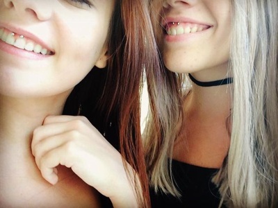  Deux copines avec chacune un piercing smiley