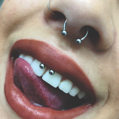  Piercing smiley / frein labial avec un piercing septum