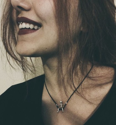  Piercing smiley / frein labial circulaire, photo de profil