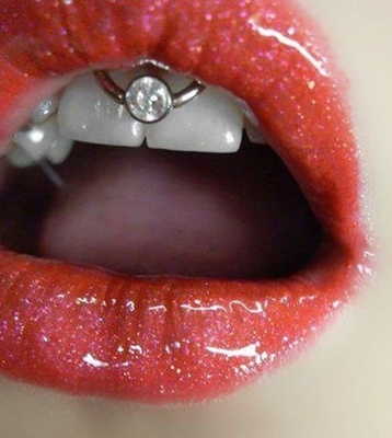  Piercing smiley / frein labial avec un anneau strass transparent