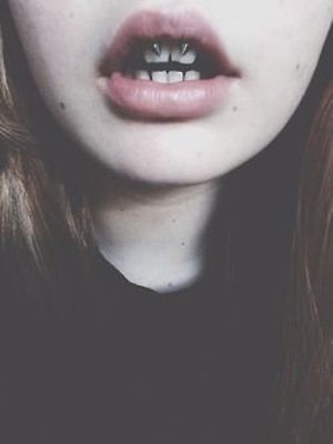  Piercing smiley / frein labial avec un circulaire pointes