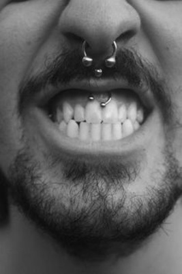  Piercing smiley / frein labial et piercing septum