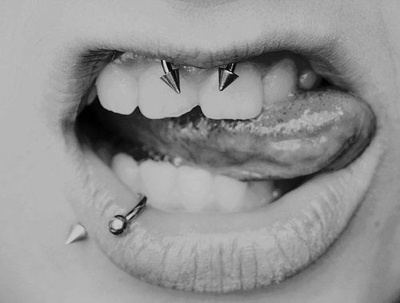  Piercing smiley / frein labial circulaire pointes et labret décalé