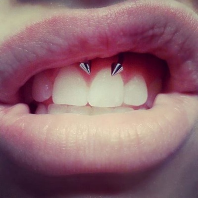  Piercing smiley / frein labial avec un fer à cheval orné de deux pointes