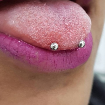  Piercing langue snake-eyes en gros plan.