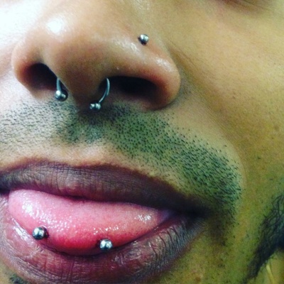  Piercing langue horizontal, narine et septum sur homme.