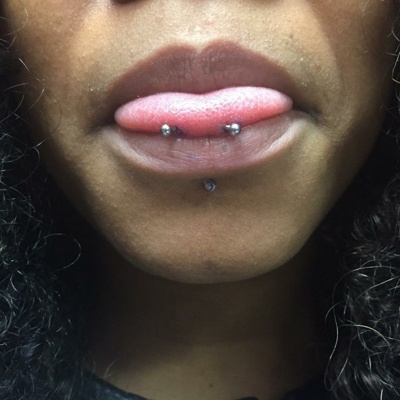  Piercing snake eyes et piercing labret.