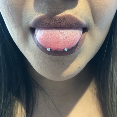  Piercing snake-eyes sur femme aux cheveux longs.
