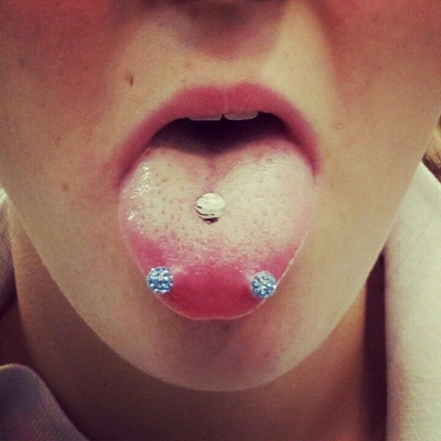  Piercing snake eyes et piercing langue vertical.