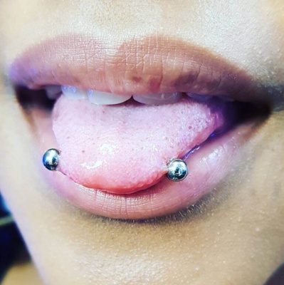 Piercing langue horizontal en gros plan.