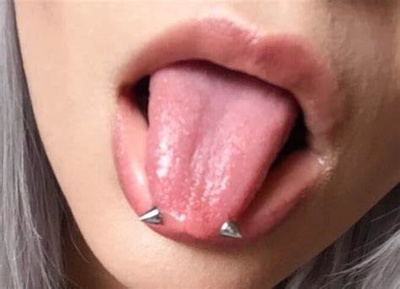 Piercing langue snake-eyes avec des pointes