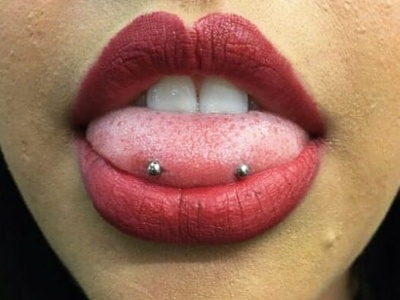 Le piercing langue snake-eyes