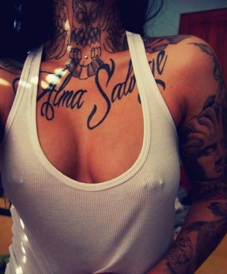  Piercings tétons sur femme tatouée 