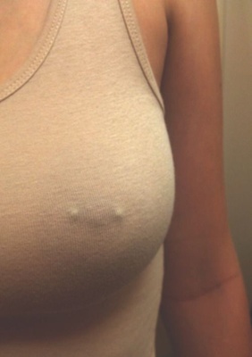  Piercing téton à travers un tee-shirt blanc 