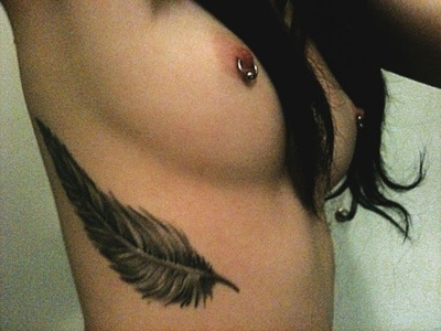  Piercings tétons anneaux avec un beau tatouage plume